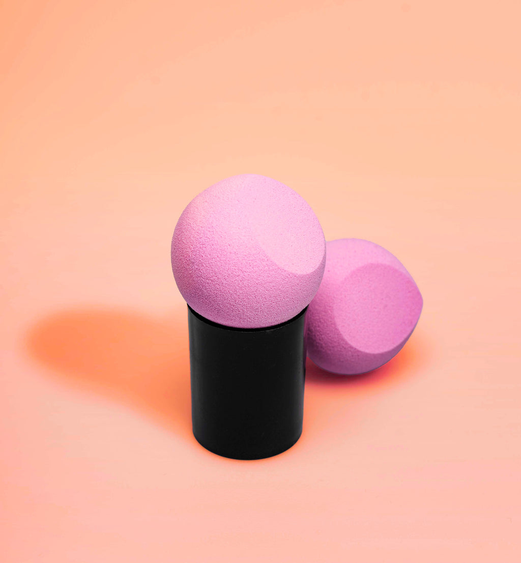 Dråpe Beauty BeeBee Blender med praktisk håndtak og ventilert etui med luftehull som reduserer innestengt fukt under oppbevaring.