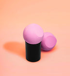 Dråpe Beauty BeeBee Blender med praktisk håndtak og ventilert etui med luftehull som reduserer innestengt fukt under oppbevaring.