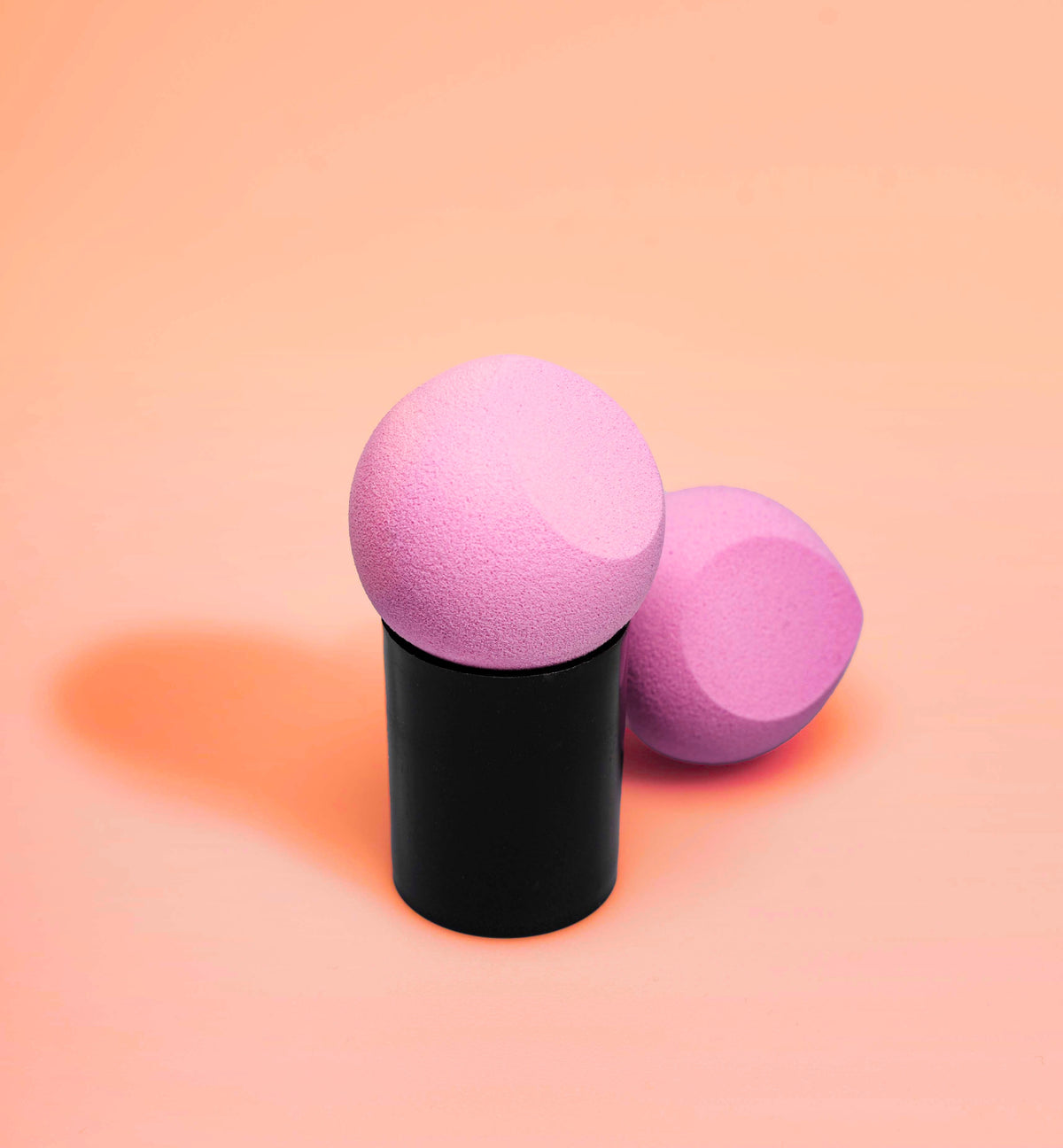 Dråpe Beauty BeeBee Blender med praktisk håndtak og ventilert etui med luftehull som reduserer innestengt fukt under oppbevaring.