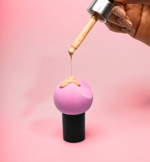 BeeBee Blender fra Dråpe Beauty med sminke på svampen, utviklet for jevn og enkel påføring av foundation og andre sminkeprodukter.