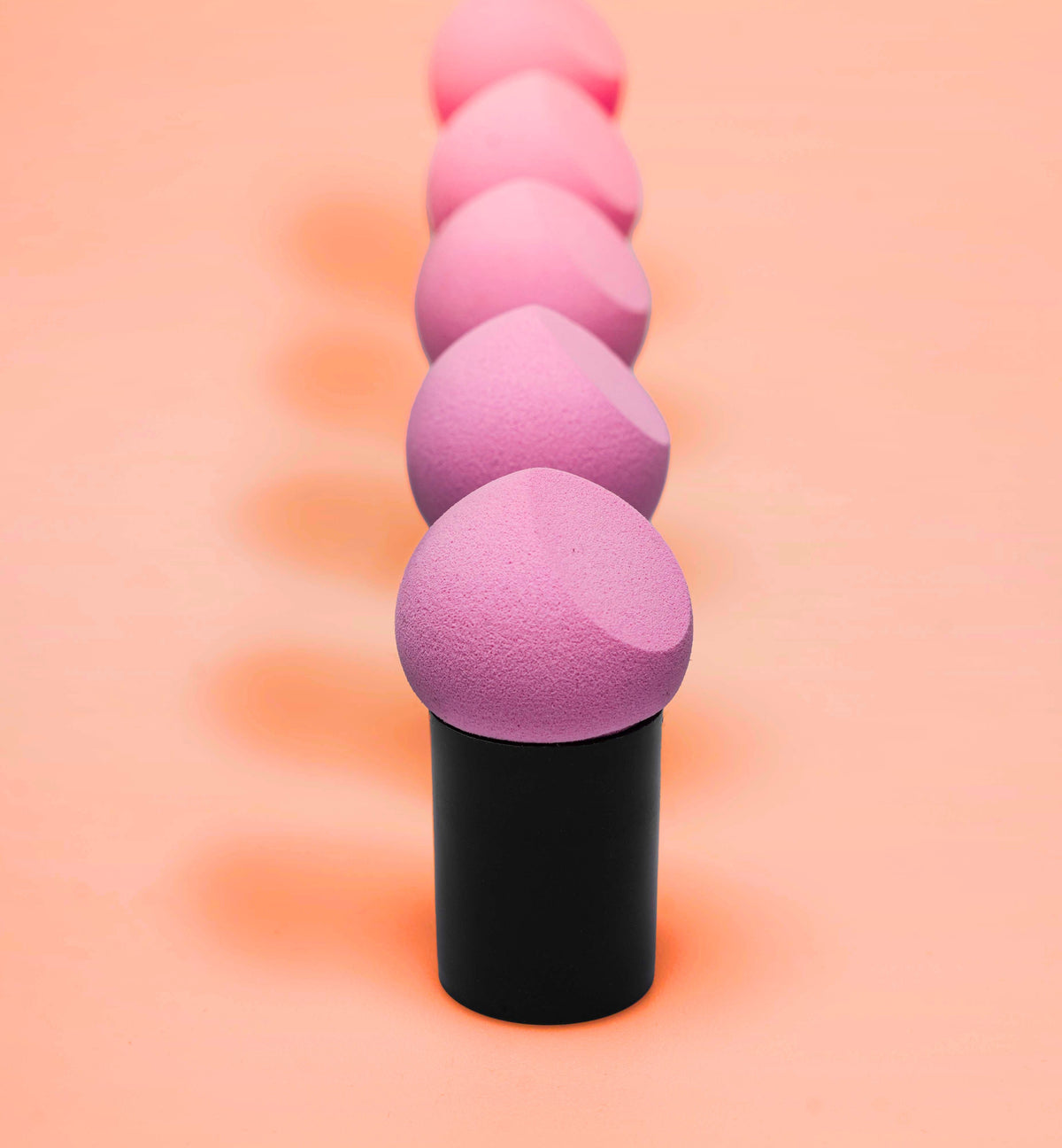 BeeBee Blender lateksfri sminkesvamp fra Dråpe Beauty, med mykt og tett materiale som absorberer minst mulig sminkeprodukt.