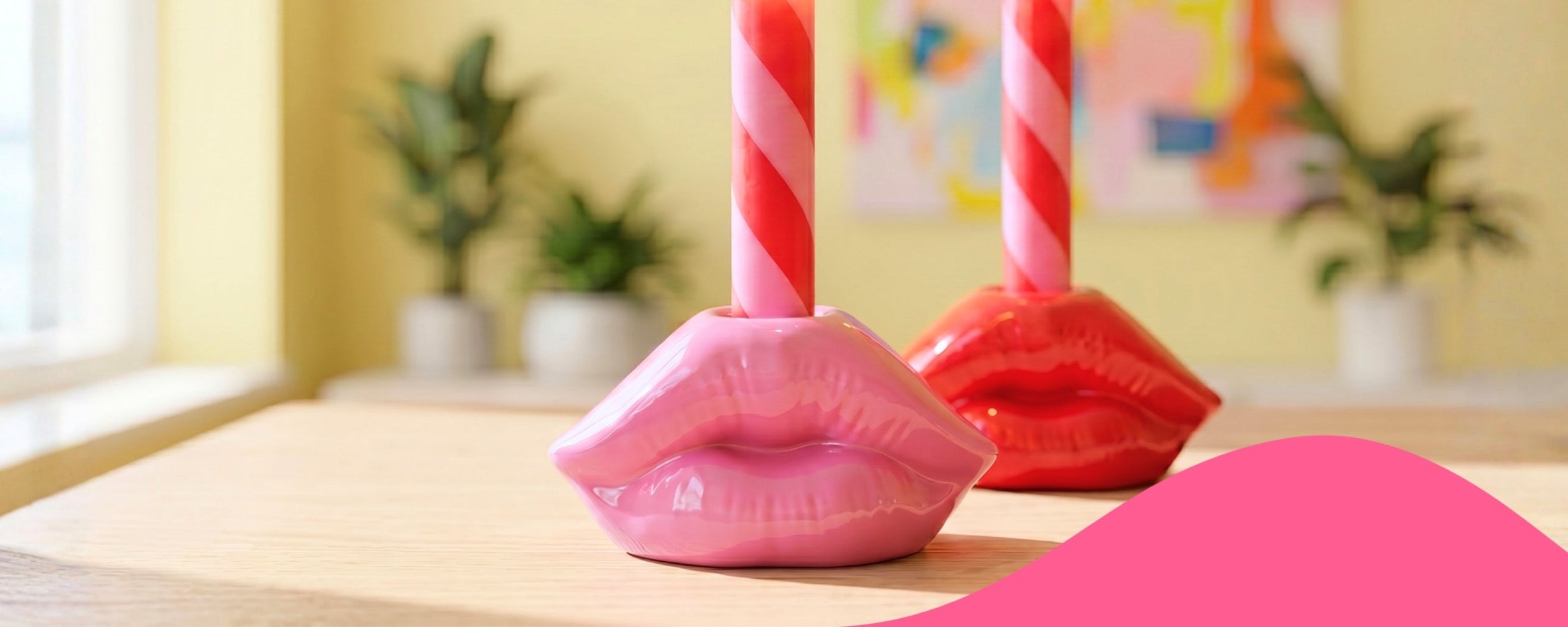 fargerike lysestaker i neon rosa og rød, perfekt for et fargerikt hjem og deg som liker fargerik dekor
