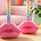 Kiss Lysestake – Neon Rosa Keramikk