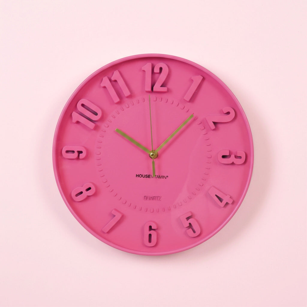 Neon rosa veggklokke med store tall