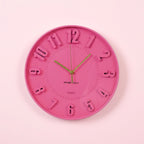 Neon rosa veggklokke med store tall