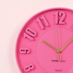 Neon rosa veggklokke med store tall
