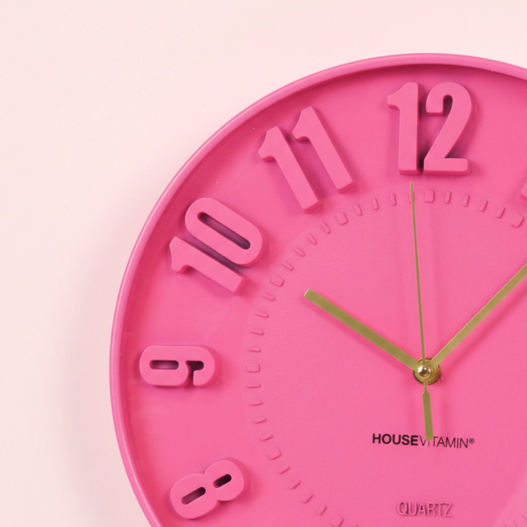 Neon rosa veggklokke med store tall