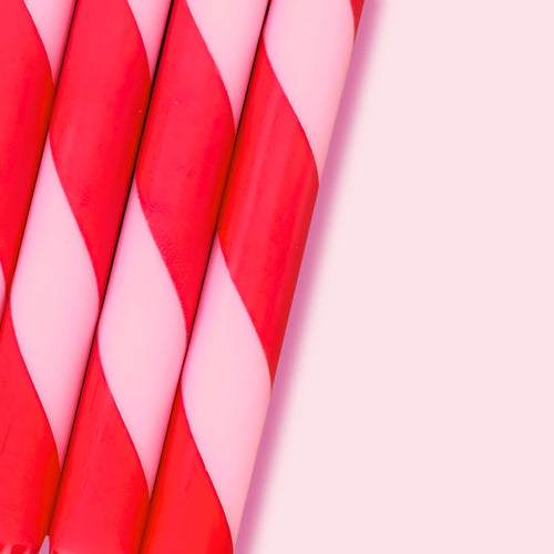 Håndlagde lys med rød og rosa striper– fargerike stearinlys (2stk)