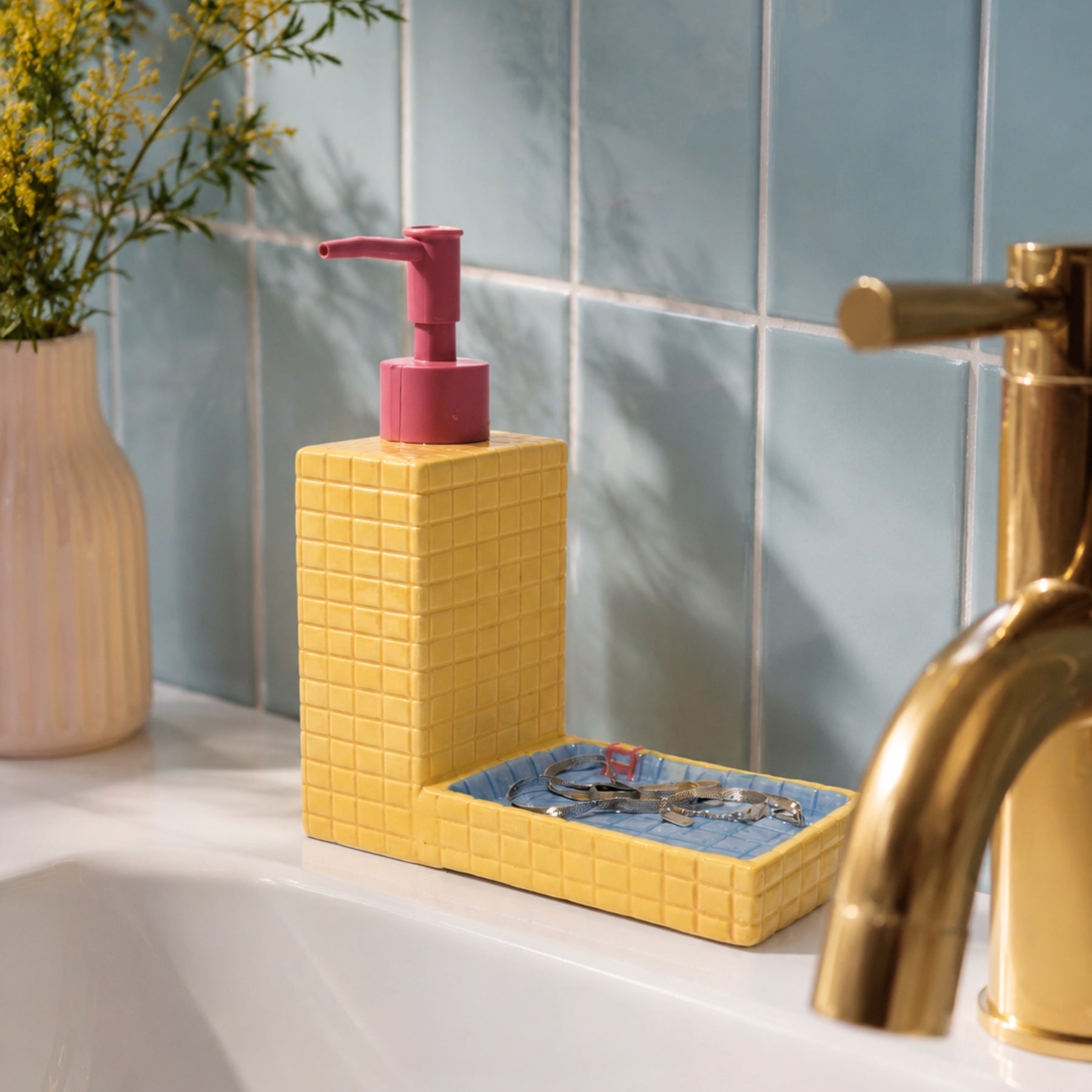 Retro såpedispenser i keramikk med rosa pumpe og blå såpeskål på for fargerikt hjem