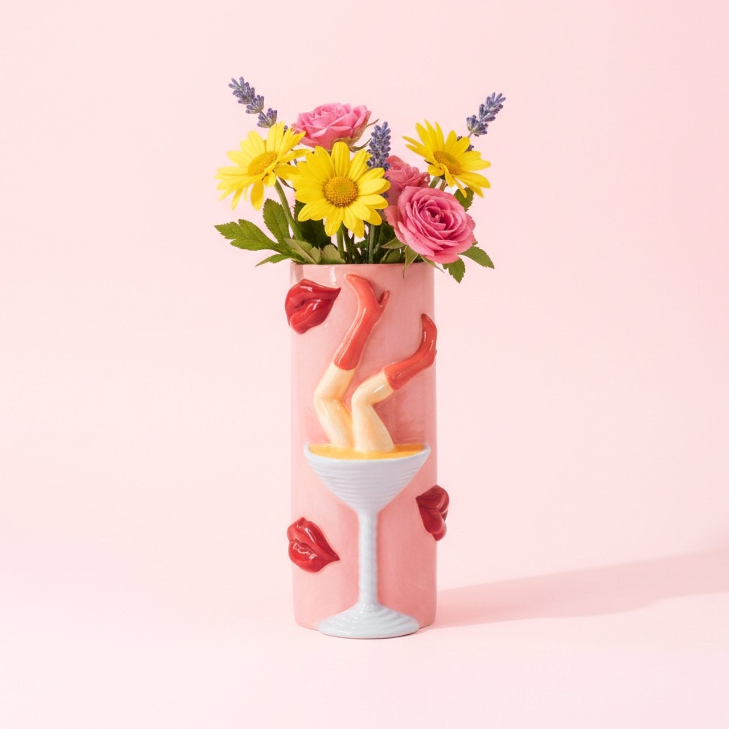 Fargerik rosa cocktailglass vase brukt som unik interiørdekor