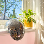 Unik disco ball dekor med refleksjoner i moderne interiør