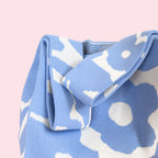 Fargerik totebag med oversized lyseblå blomster stylet på modell i avslappet skandinavisk sommerlook.