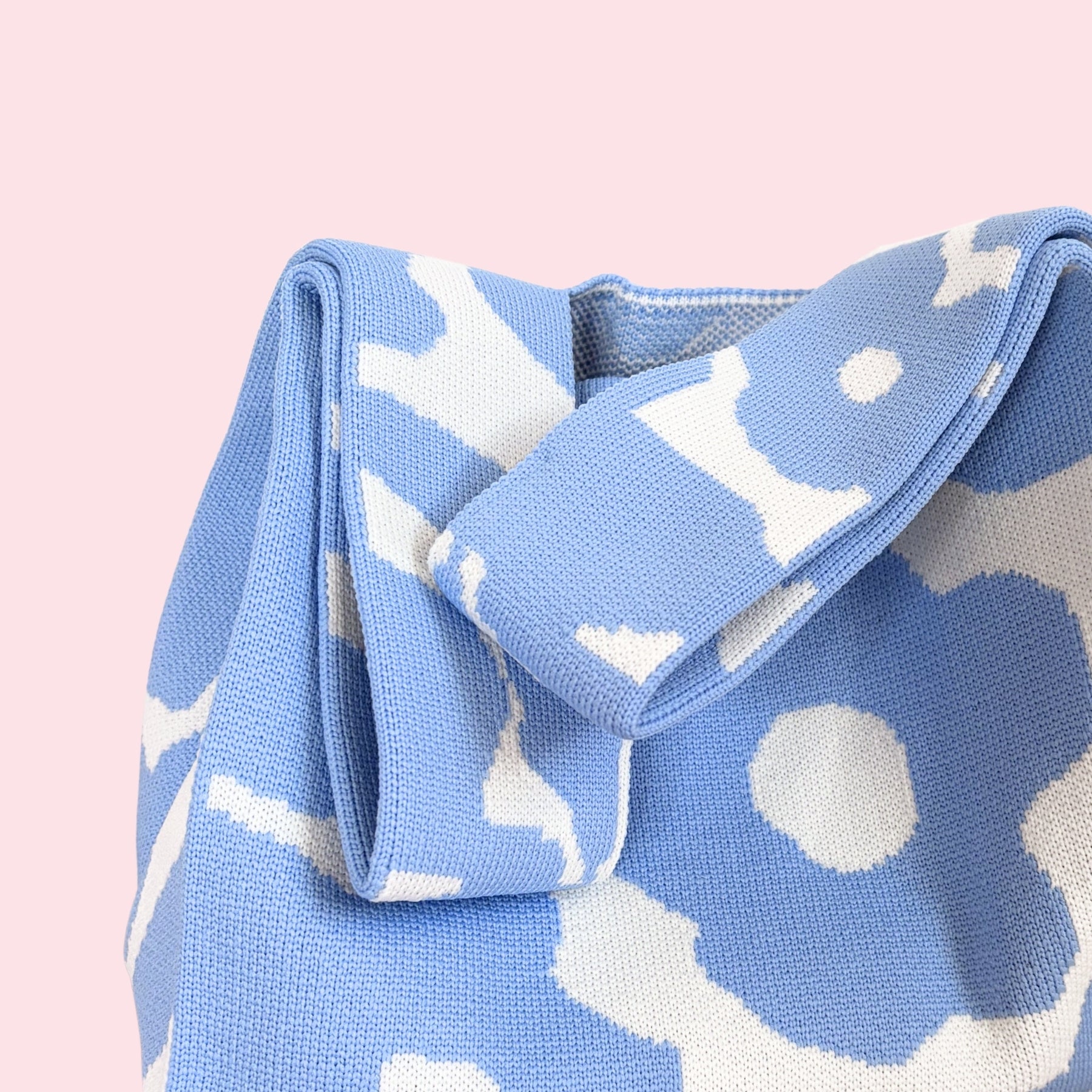 Fargerik totebag med oversized lyseblå blomster stylet på modell i avslappet skandinavisk sommerlook.
