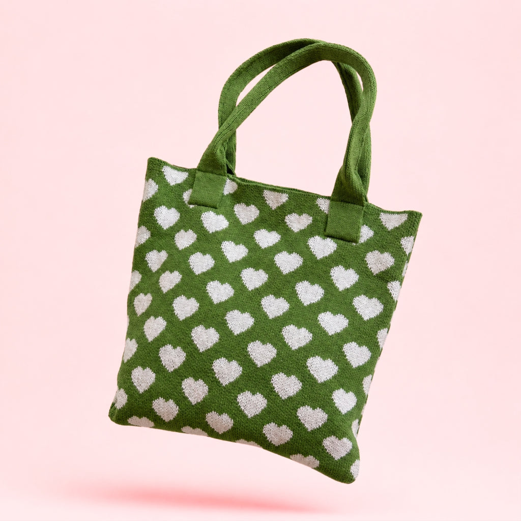 Frontvisning av grønn totebag med gjentakende hjertemønster og romslig passform.