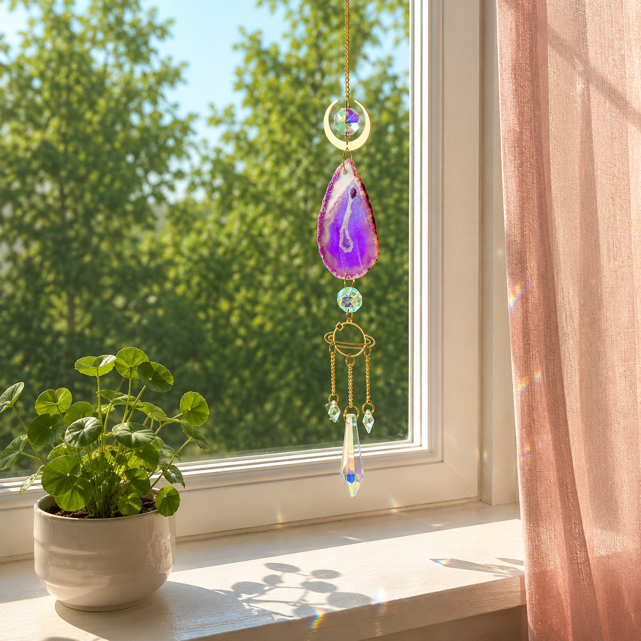 Dekorativ lilla krystallsolfanger med organiske natursteiner og elegante prismedetaljer i sollys.
