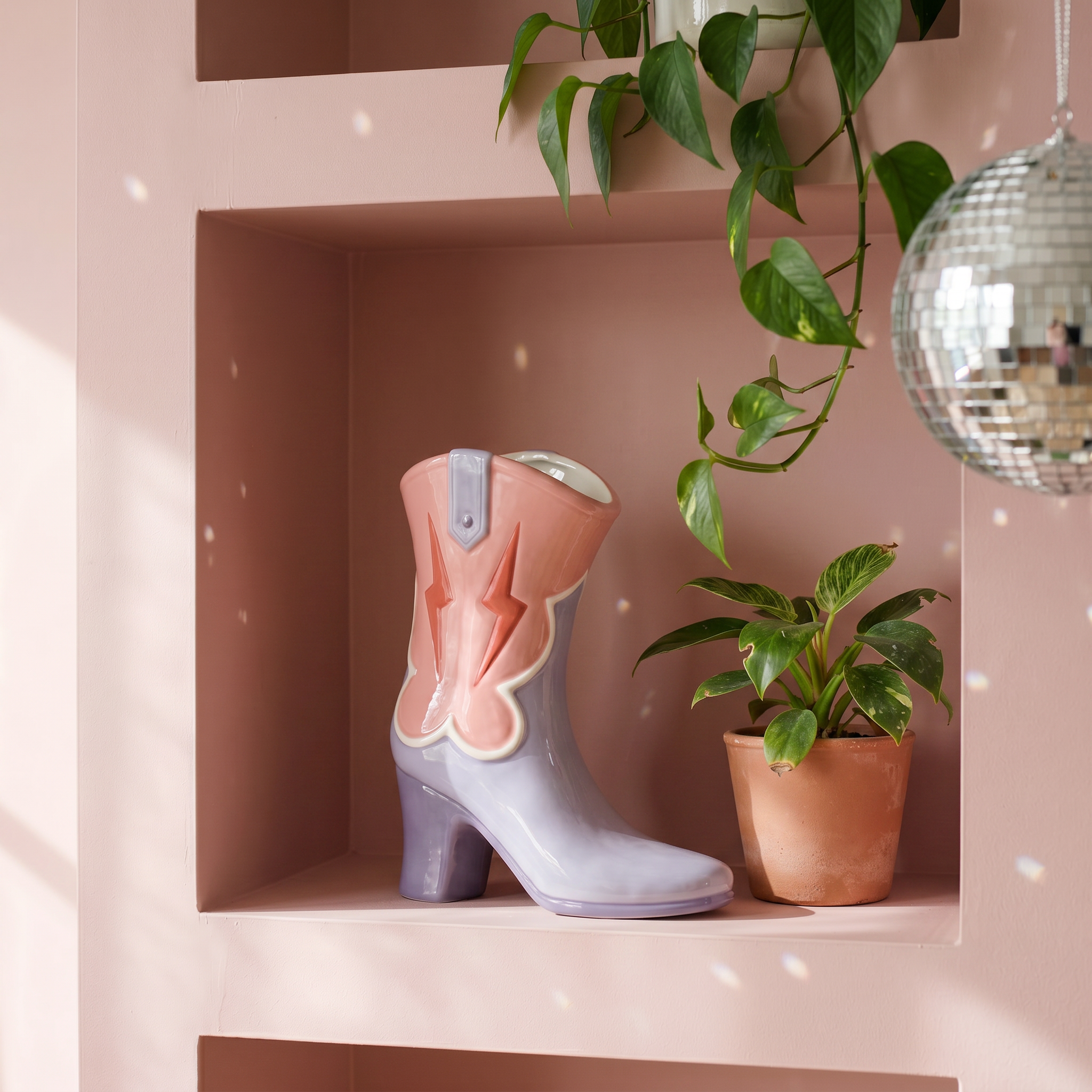 Cowboystøvel vase – lilla keramikkvase i boot-design