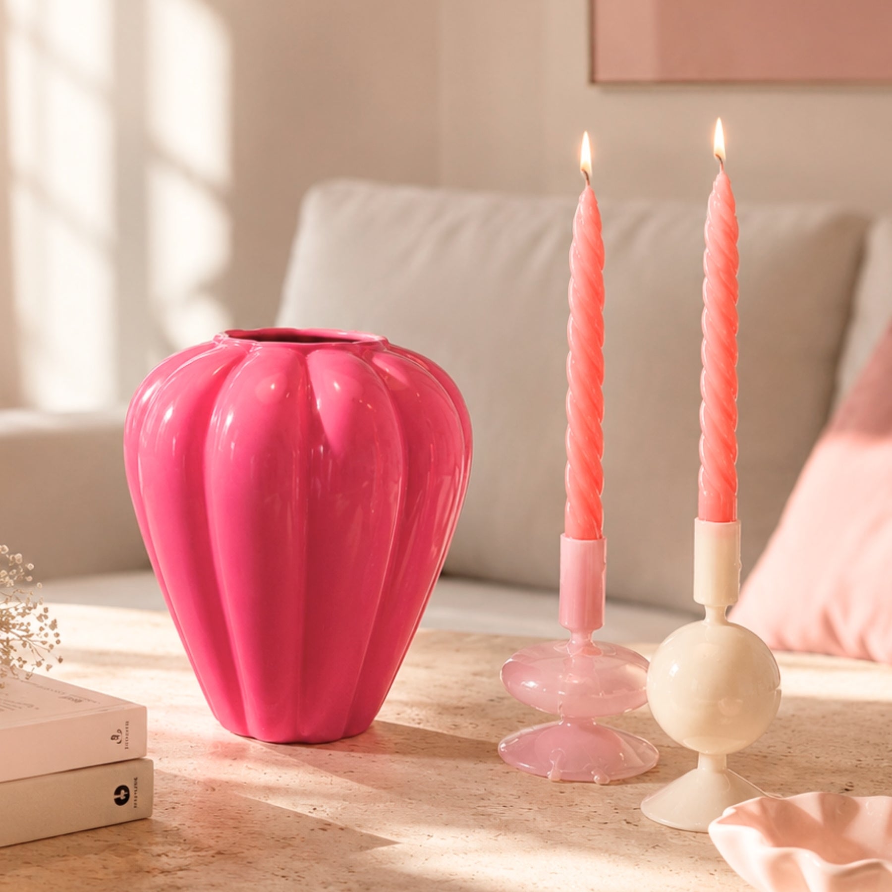 neon-rosa vase stylet på et stuebord, perfekt for fargerik dekor til hjemmet