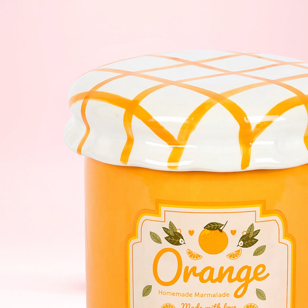 Nærbilde av oransje oljebrenner med vintage marmelade-design