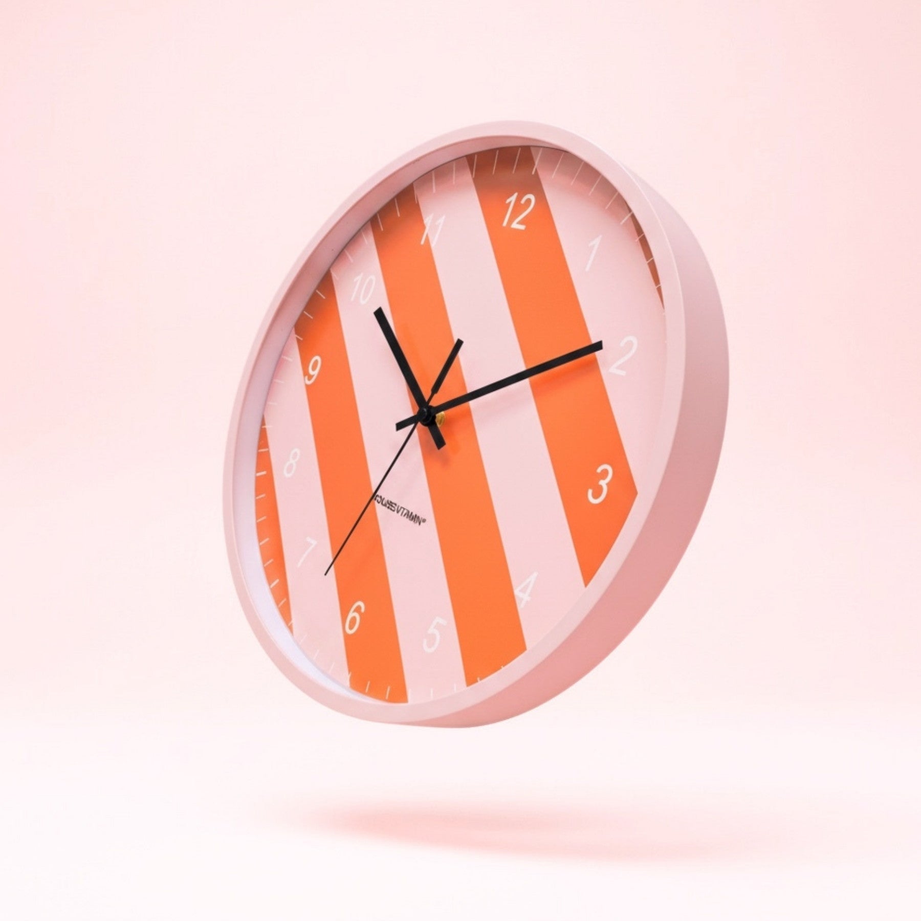 Oransje og rosa veggklokke 34 cm med rutete design til fargerik og unik veggdekor
