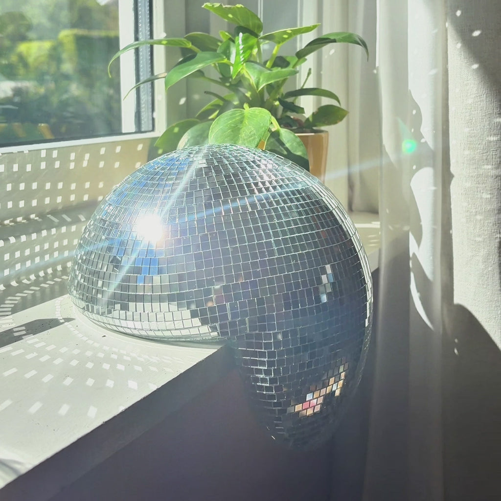 Video av disco ball dekor som reflekterer lys og skaper levende mønstre i rommet