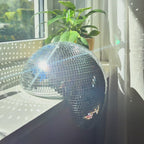 Video av disco ball dekor som reflekterer lys og skaper levende mønstre i rommet