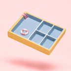 Retro smykkefat i keramikk med bassengdesign i blå, rosa og gule pastellfarger
