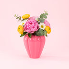 detalj av keramikk vase rosa og fargerik
