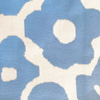 Minimalistisk studiofoto av retro totebag inspirert av skandinavisk design og fargerike blomsterformer.