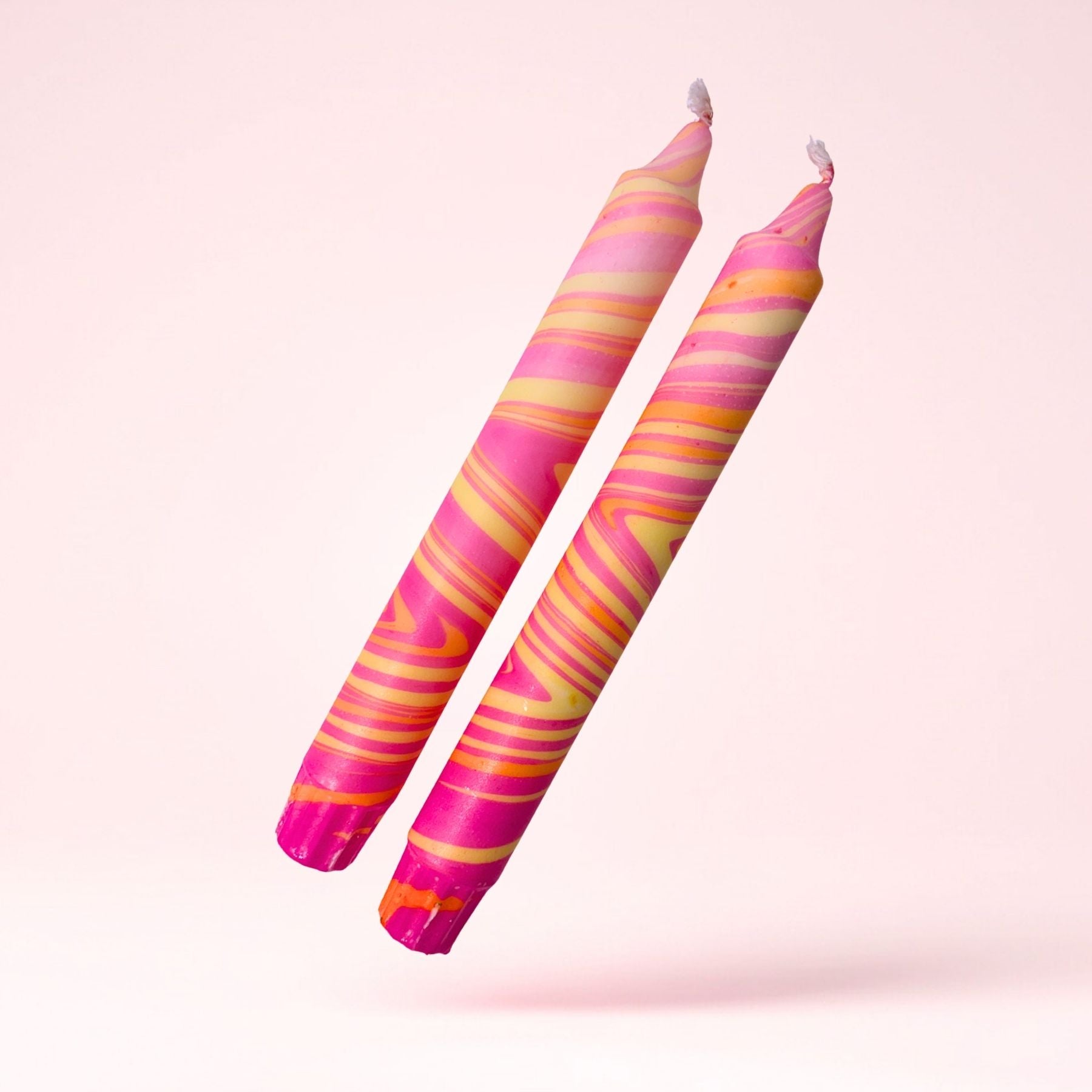 Håndlagde swirl lys i gul og rosa som dekorative stearinlys i moderne hjem