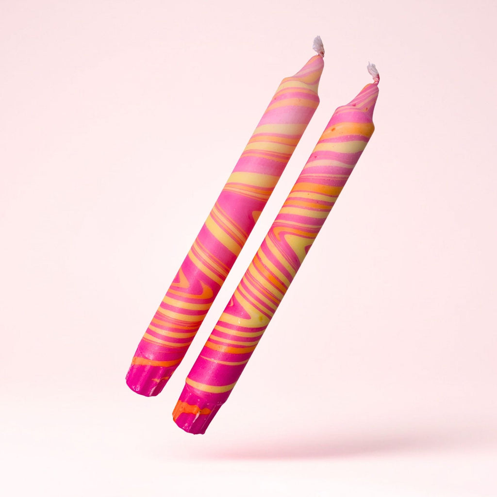 Håndlagde swirl lys i gul og rosa som dekorative stearinlys i moderne hjem