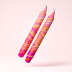 Håndlagde swirl lys i gul og rosa som dekorative stearinlys i moderne hjem